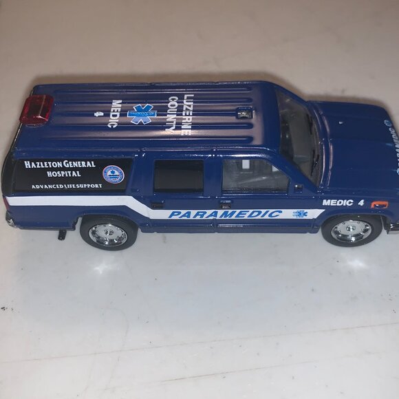 1:64 Code 3 12411 Luzerne Hazleton EMS Paramedic Suburban LIMITED EDITION WOB - Picture 4 of 5
